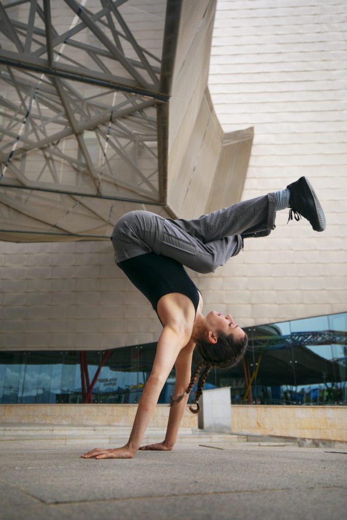 Victoria profesora de acrobacias en suelo y aéreas en Málaga Circo Loom